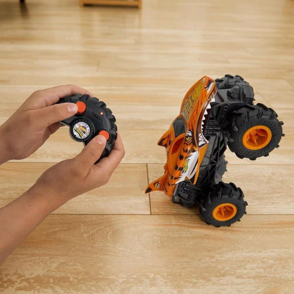 Hot wheels monster truck 1:24 "rechinul tigru de neoprit" 6