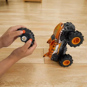Hot wheels monster truck 1:24 "rechinul tigru de neoprit" Thumbnail 6