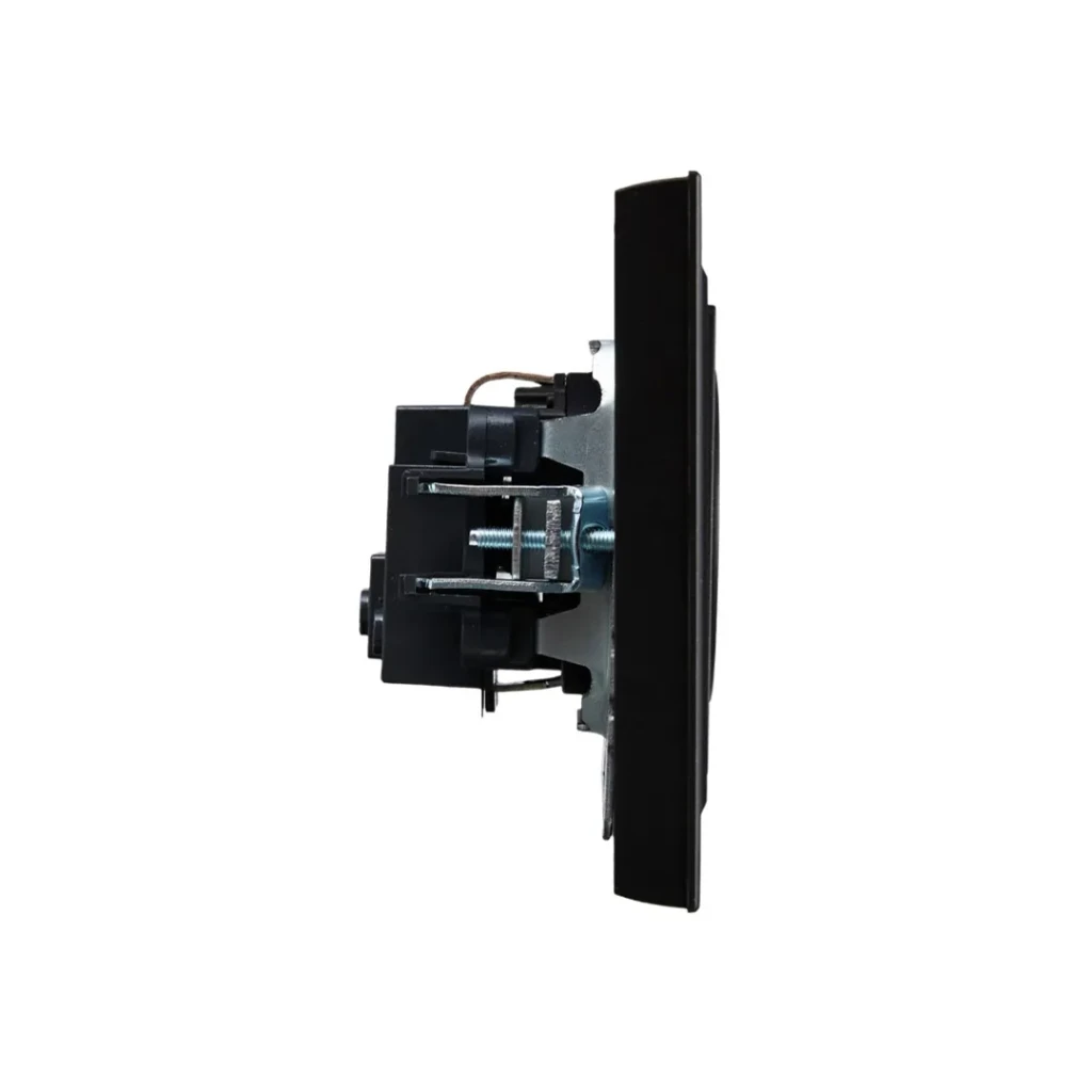 Priză cu împământare și obturator brite 16 a 220 - 240 v negru iek 4