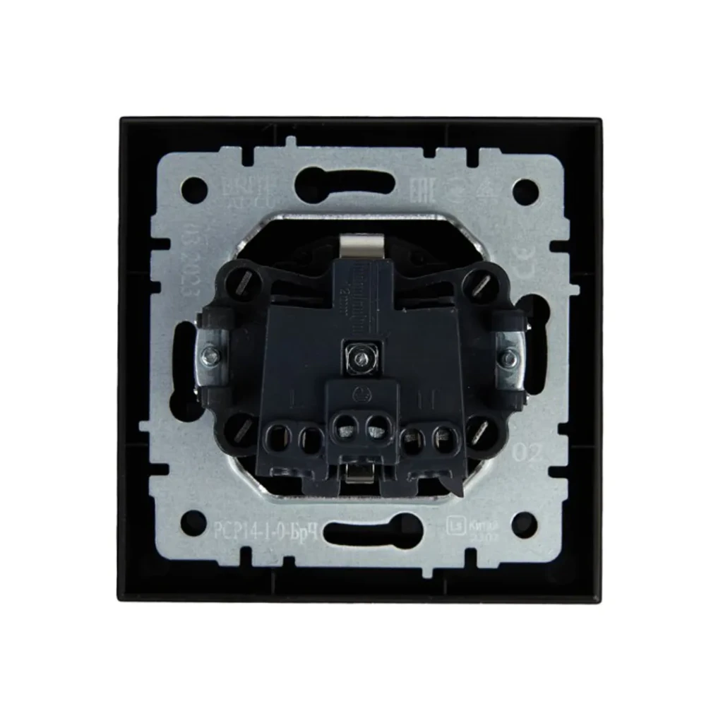 Priză cu împământare și obturator brite 16 a 220 - 240 v negru iek 2