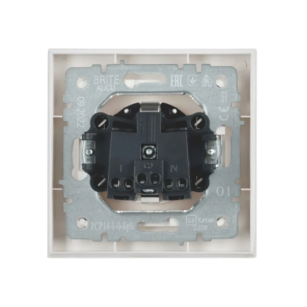 Priză cu împământare și obturator brite 16 a 220 - 240 v alb iek 2