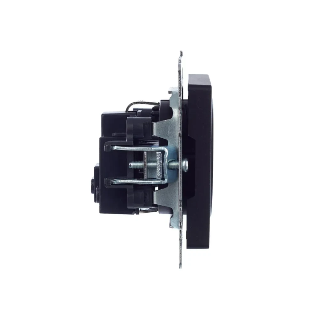 Розетка с заземлением и защитой brite 16 a 220 - 240 в чёрный iek 4