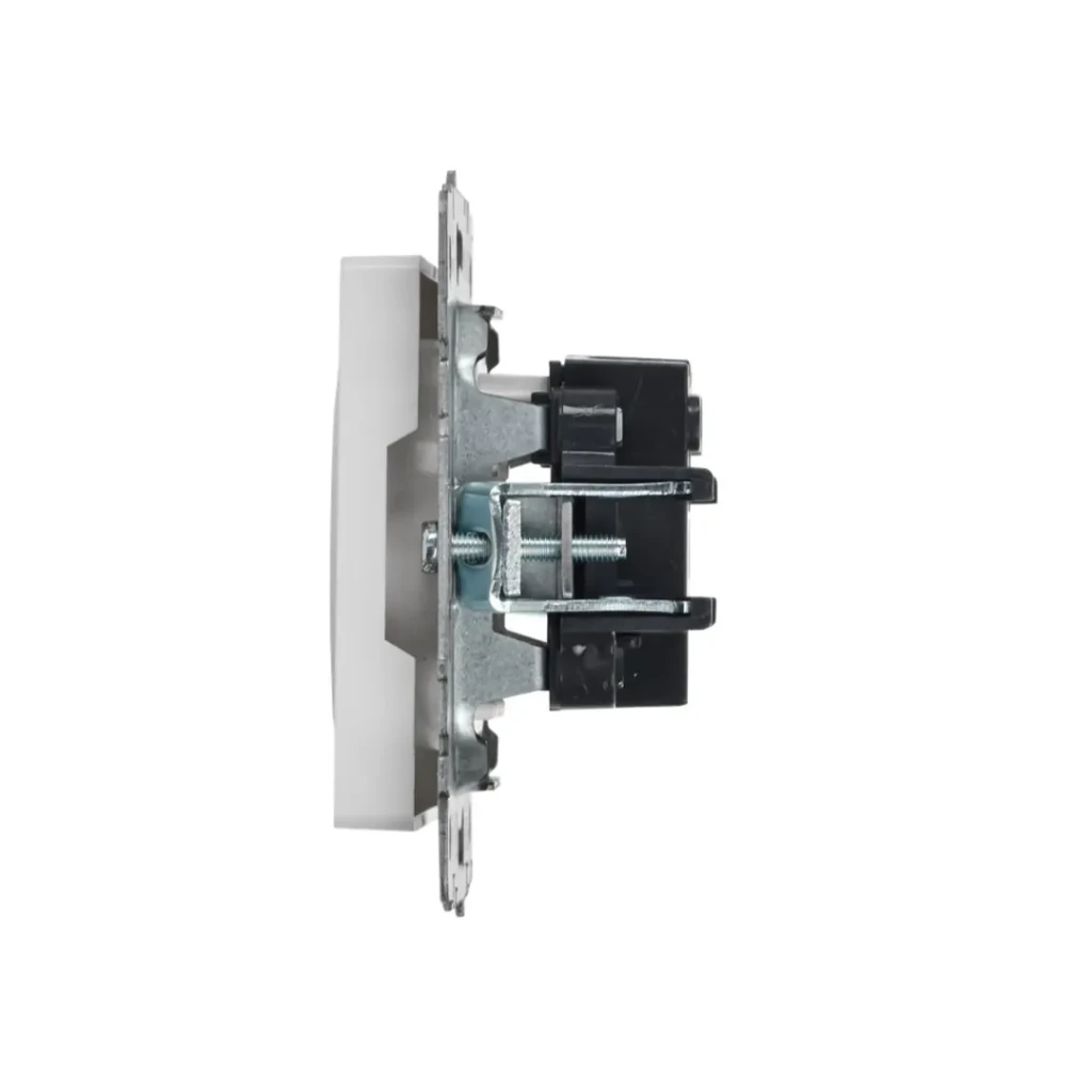 Розетка brite 10 a 220 - 240 в белый iek 4