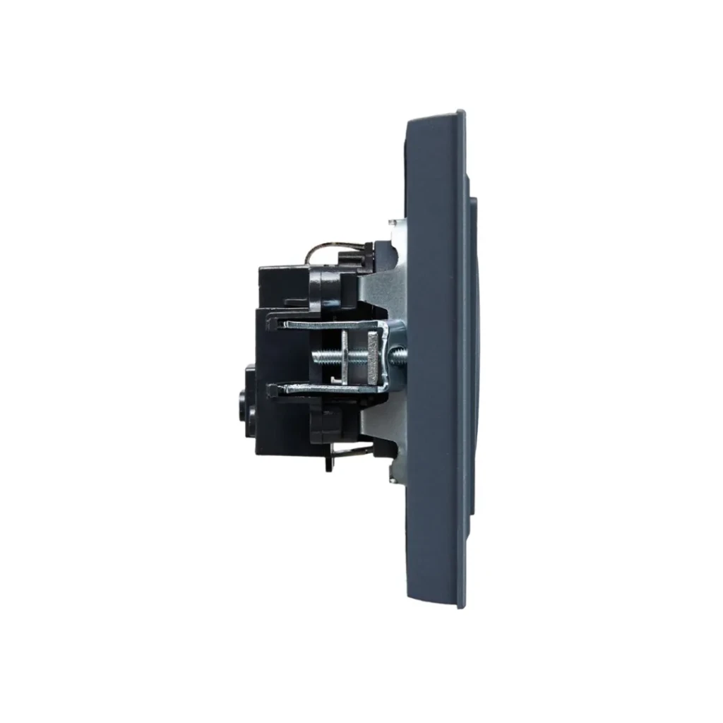 Priză cu împământare și obturator brite 16 a 220 - 240 v marengo iek 4