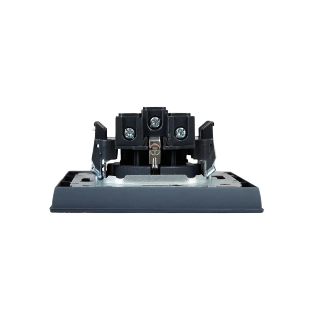 Priză cu împământare și obturator brite 16 a 220 - 240 v marengo iek 3