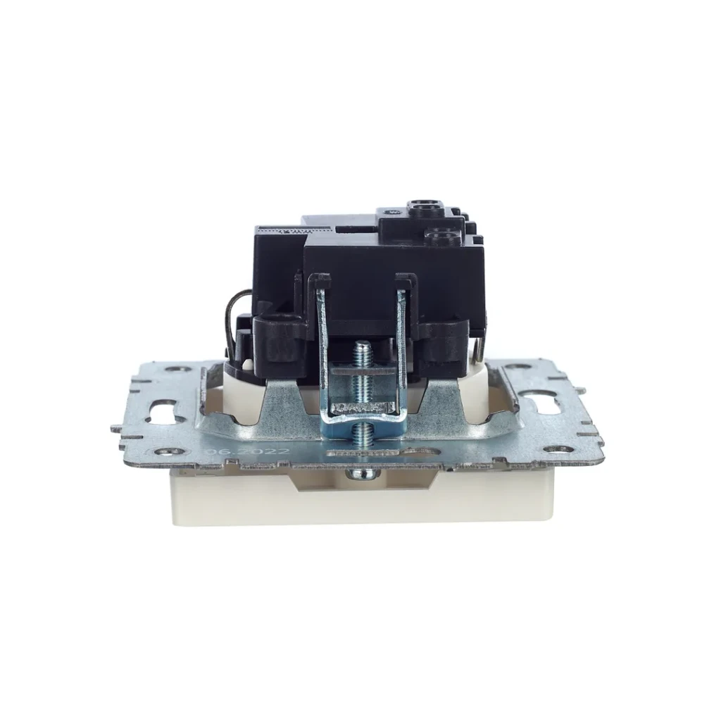 Priză cu împământare și obturator brite 16 a 220 - 240 v perlă iek 3