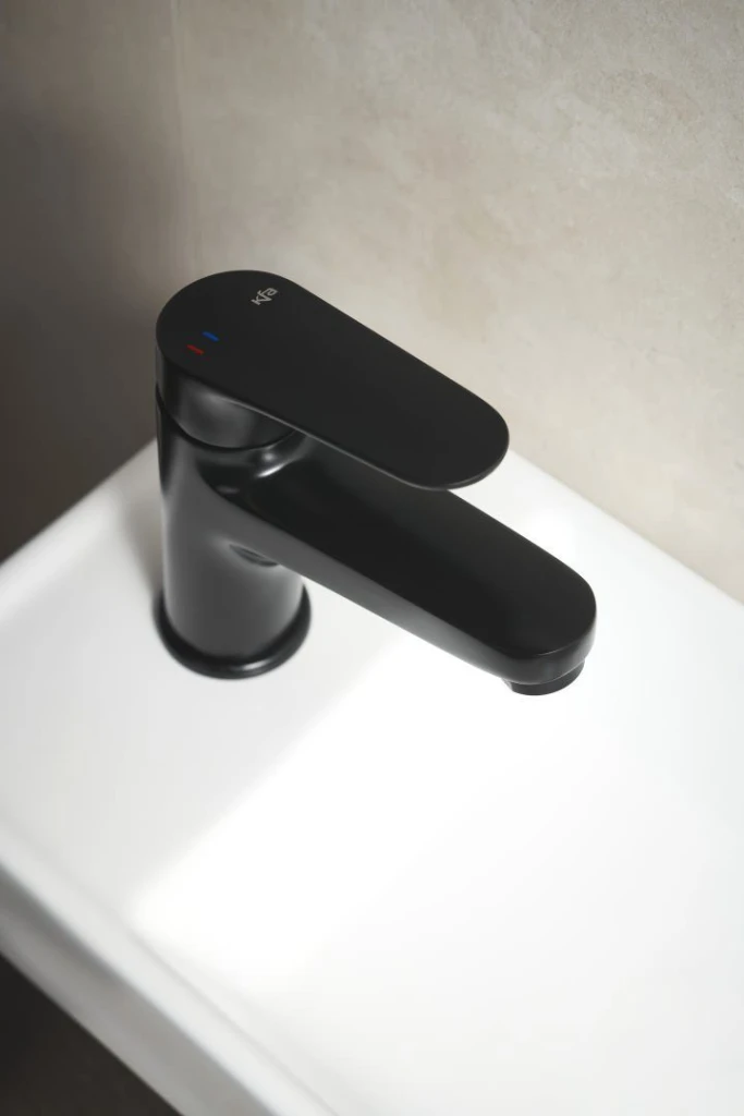 Смеситель для умывальника на умывальник armatura otava black черный 4
