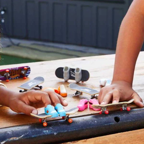 Hot wheels fingerboard-uri neon skate tony hawk, în asortiment 3