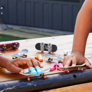 Hot wheels fingerboard-uri neon skate tony hawk, în asortiment Thumbnail 3