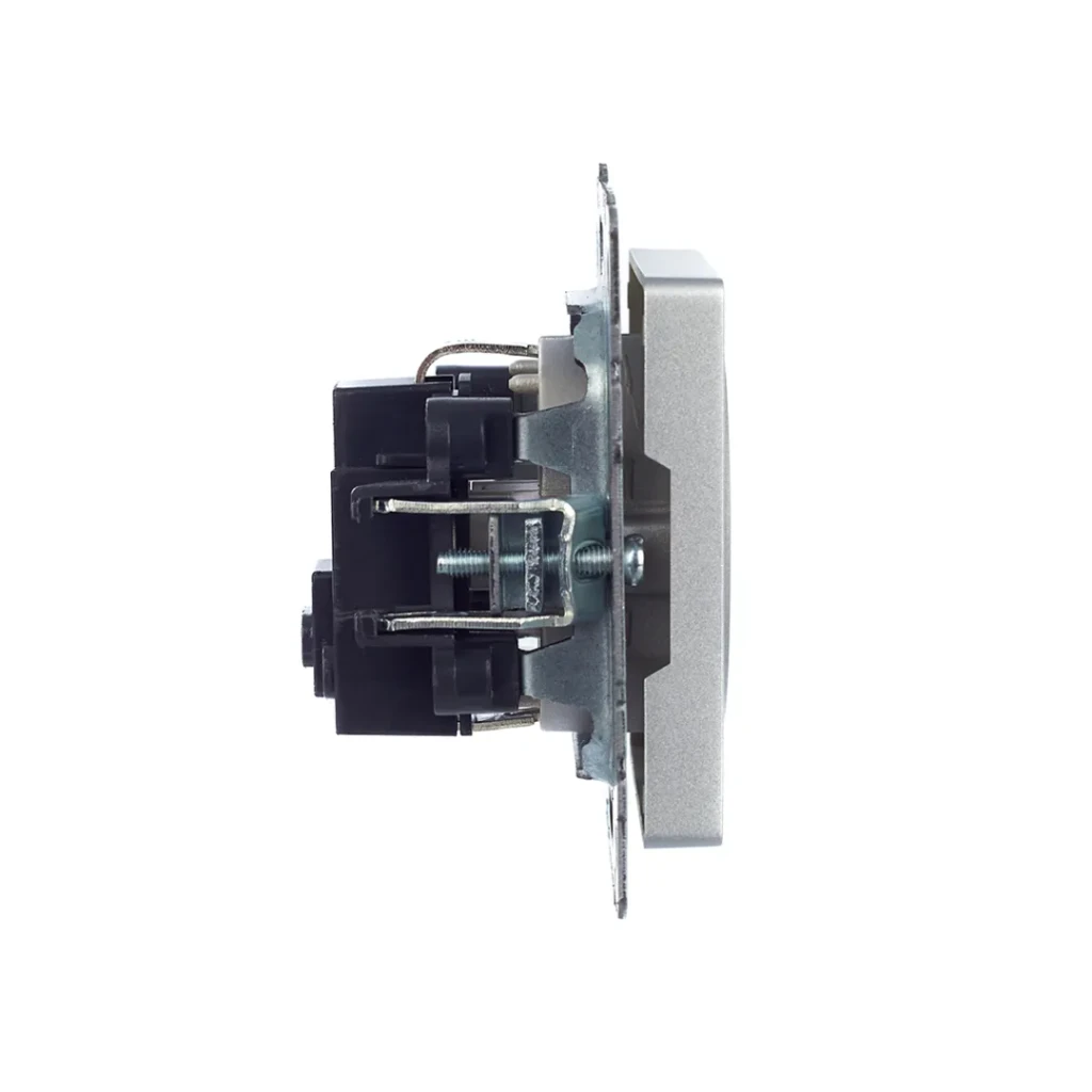 Priză cu împământare brite 16 a 220 - 240 v aluminiu iek 3