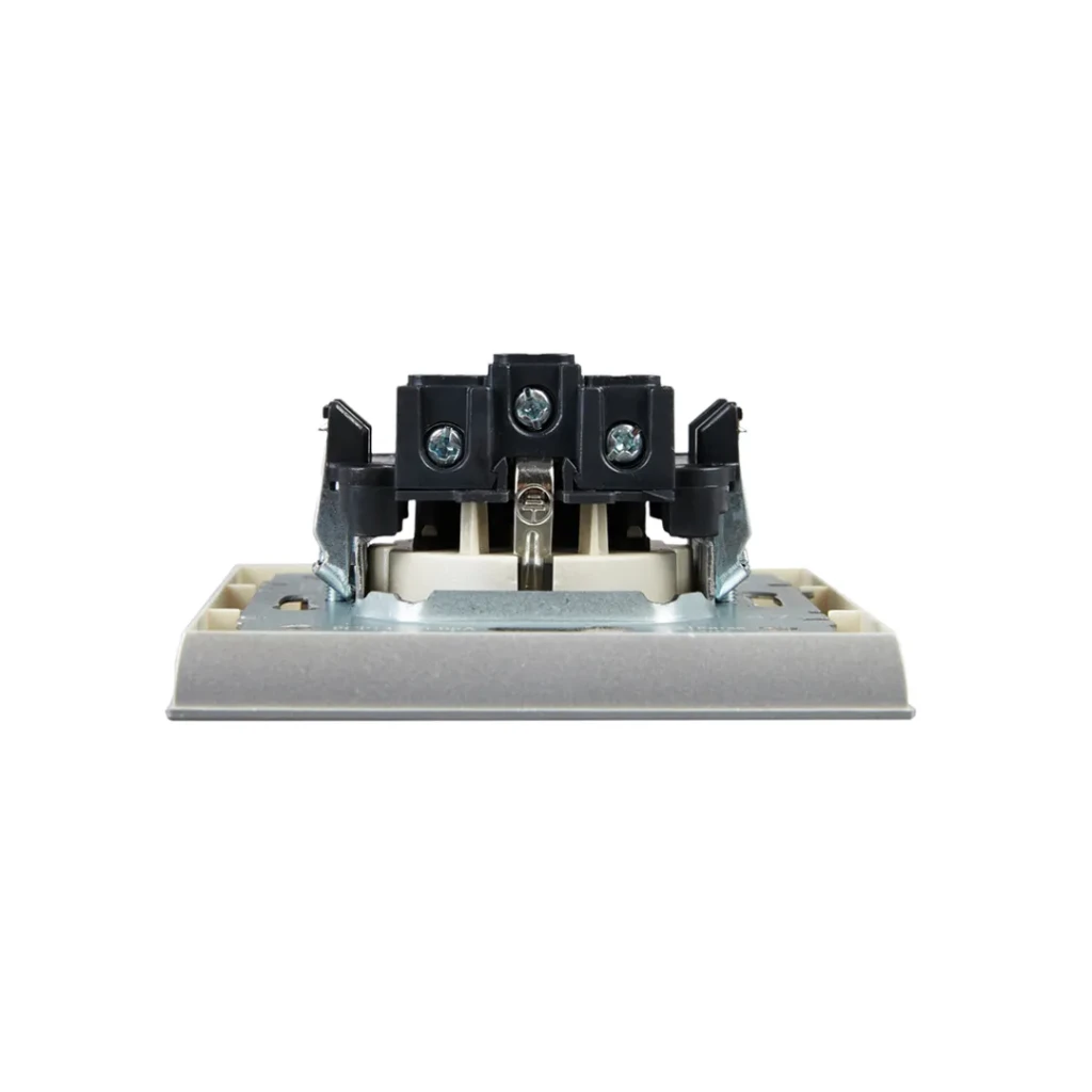 Priză cu împământare și obturator brite 16 a 220 - 240 v aluminiu iek 3