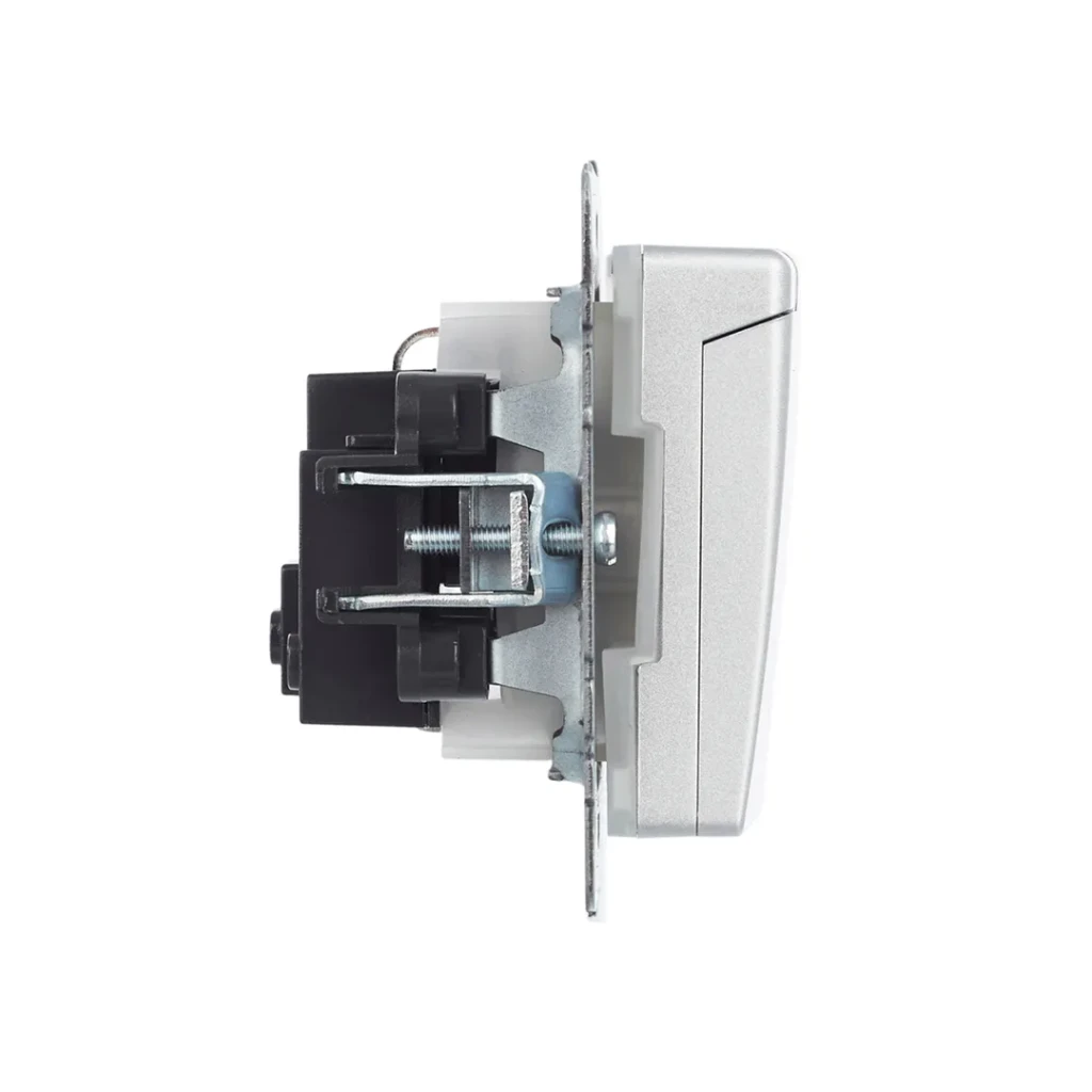 Розетка с защитой и с крышкой brite 16 a 220 - 240 в алюминий iek 4
