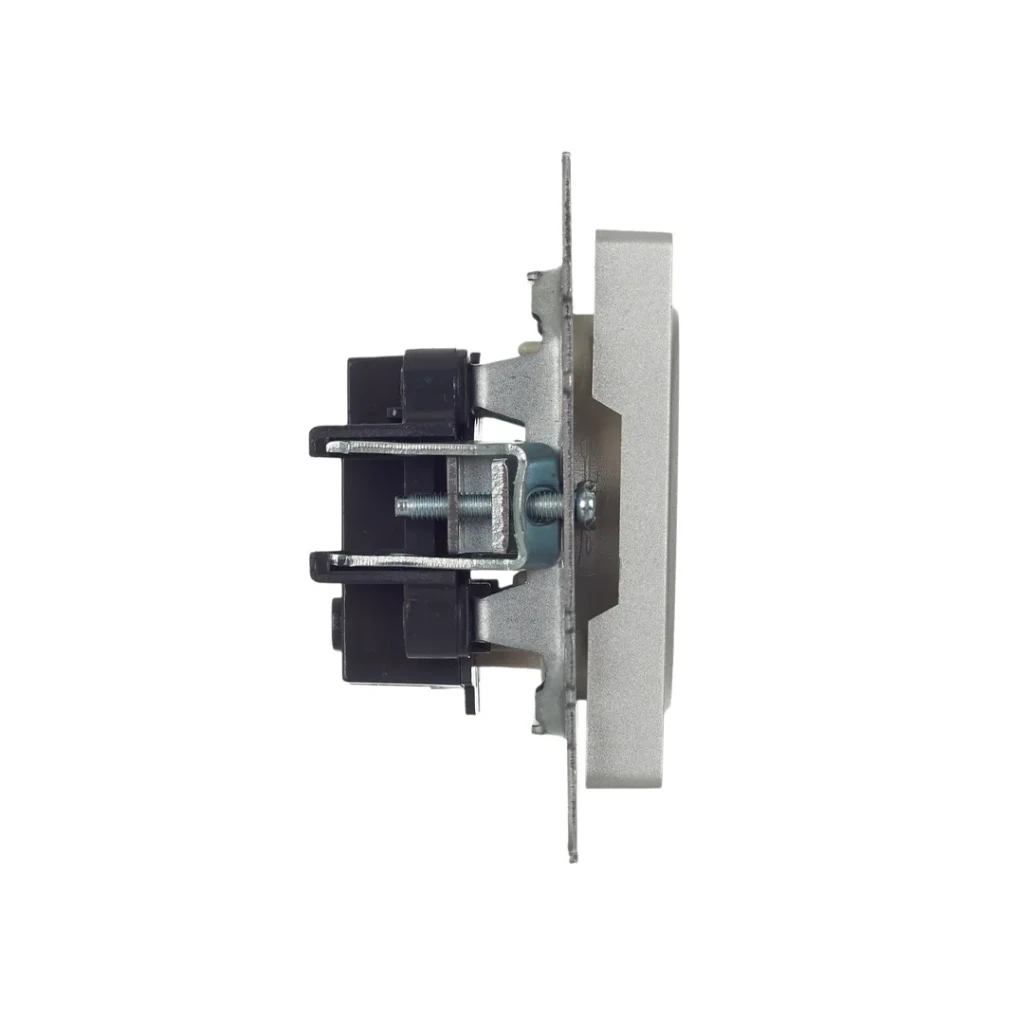 Priză brite 10 a 220 - 240 v aluminiu iek 4