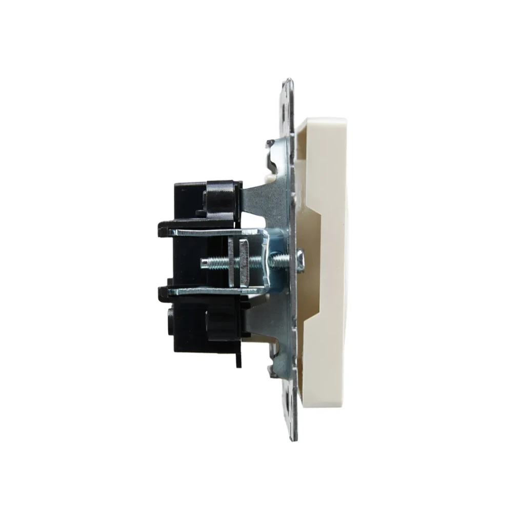 Priză brite 10 a 220 - 240 v perlă iek 3