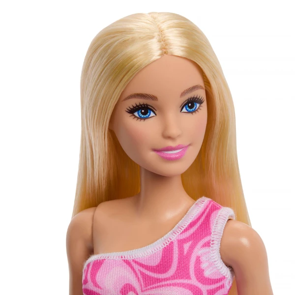 Păpușa barbie fashion cu părul blond și rochie roz cu logo-ul barbie imprimat 2