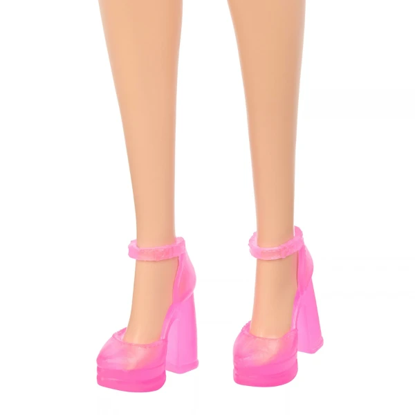 Păpușa barbie fashion cu părul blond și rochie roz cu logo-ul barbie imprimat 4