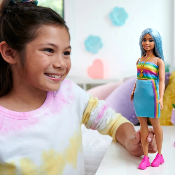 Păpușa barbie „fashionista cu părul albastru, bluză curcubeu și fustă de culoare verde-vișinie” 6