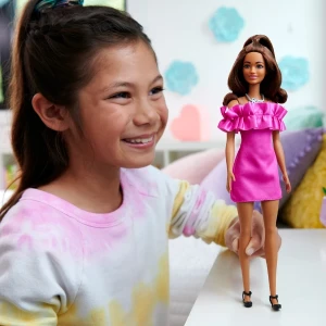 Păpușa barbie "fashionista cu părul ondulat șaten și o rochie roz" Thumbnail 6