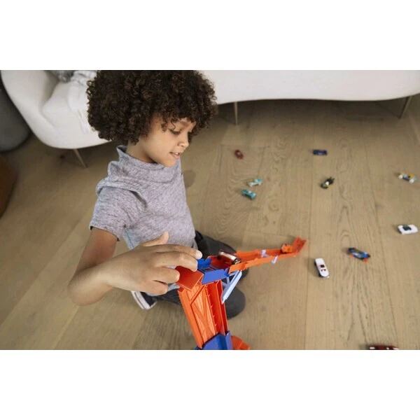 Hot wheels игровой набор грузовик-автотрек "десантирование с воздуха" 7