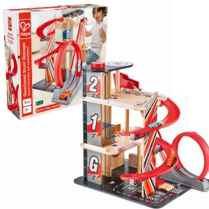 Многоуровневая автостоянка с автотреком для трюков