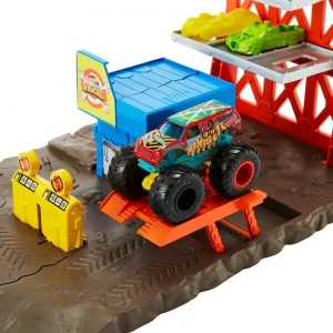 Hot wheels monster trucks  set "blast station" Thumbnail 4