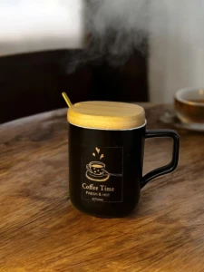 КРУЖКА ЧЁРНАЯ С ЛОЖКОЙ И ДЕРЕВЯННОЙ КРЫШКОЙ НАБОР ДЛЯ КОФЕ „COFFEE TIME”