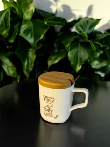 КРУЖКА БЕЛАЯ С ЛОЖКОЙ И КРЫШКОЙ „COFFEE TIME”