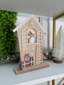 DECORATIUNE DE CRACIUN, CASUTA CU REN SI CADOURI, 31CM (CP-24-142)