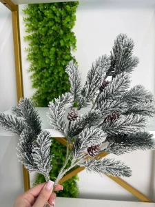 RAMURA DE BRAD DECORATIVA CU ZAPADA ARTIFICIALA ȘI CONURI, 65CM (CP-24-008)