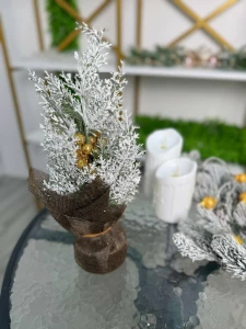 BRADUT DECORATIV DE MASA CU ZAPADA ARTIFICIALA SI ACCENTE AURII, 26CM (CP-24-063)