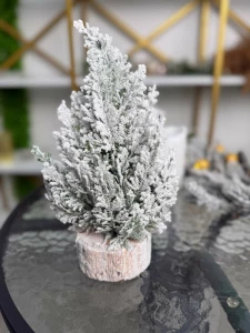 BRADUT DECORATIV DE MASA CU ZAPADA ARTIFICIALA SI BAZA DIN LEMN, 26CM (CP-24-064)