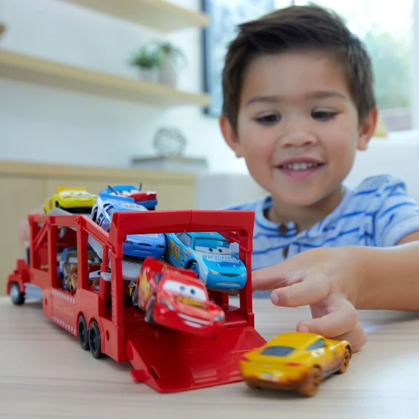 Camion transportor mack din filmul "cars" 7