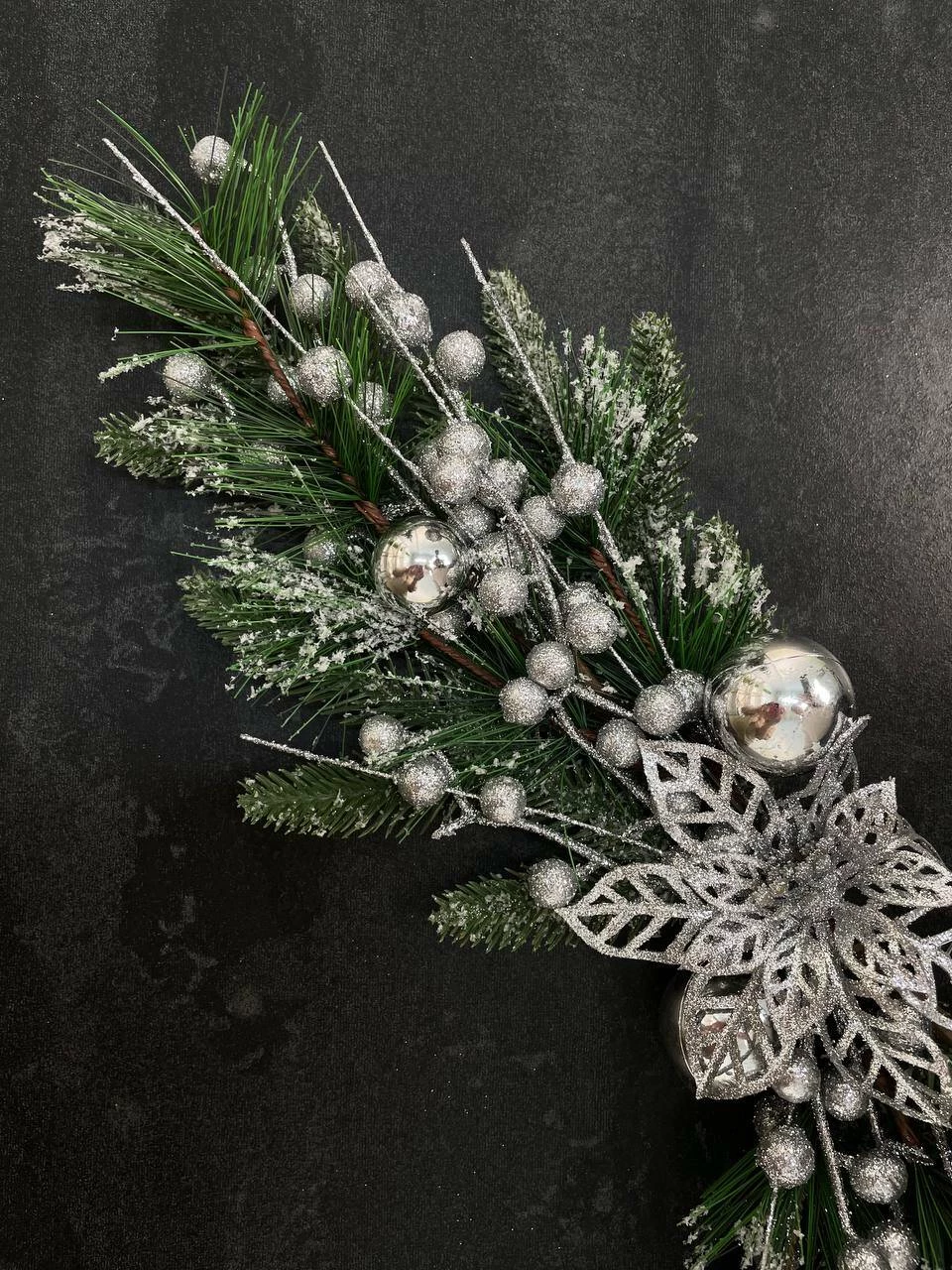 Decor de craciun cu ramuri verzi si accente argintii, 60cm (cp-24-033) 3