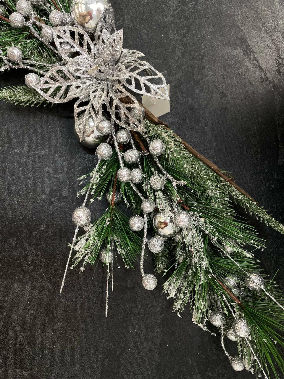 Decor de craciun cu ramuri verzi si accente argintii, 60cm (cp-24-033) 2