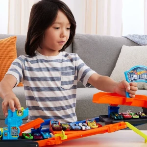 Set de joacă hot wheels „garaj transformabil cu pistă și cascadorii” Thumbnail 8