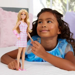 Păpușa barbie "fashionista cu ghips roz la braț" Thumbnail 7