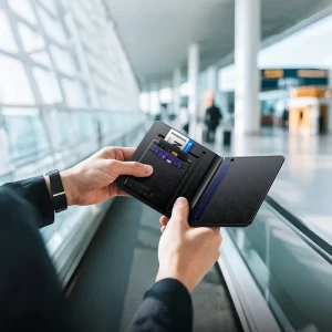 Чехол для паспорта hoco e91g tiger smart с защитой от потери (модель с беспроводной зарядкой), черный.