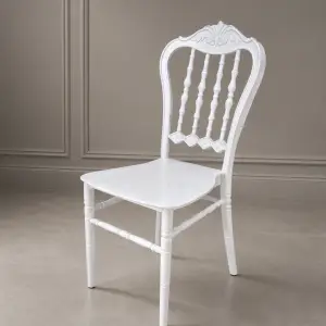 Scaun cu spătar decorativ alb